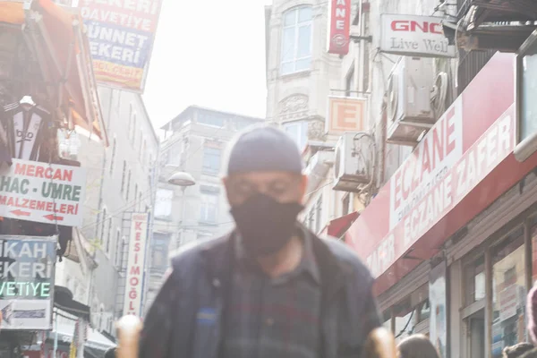 Coronavirus Covid Salgını Sırasında Sokaklarda Yürüyen Koruyucu Maskeler Takan Kimliği — Stok fotoğraf