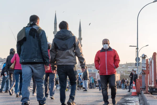 Pessoas Turcas Não Identificadas Usando Máscaras Protetoras Andando Ponte Galata — Fotografia de Stock