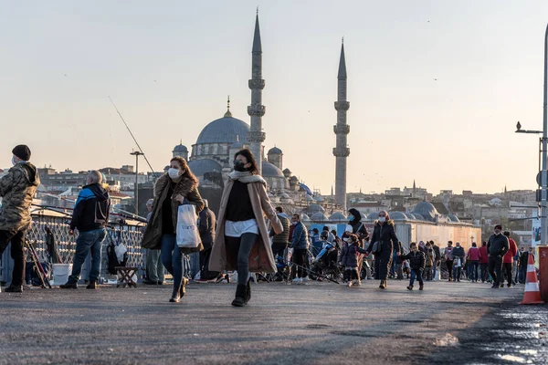 Niet Geïdentificeerde Turken Met Beschermende Gezichtsmaskers Lopen Galata Brug Tijdens — Stockfoto