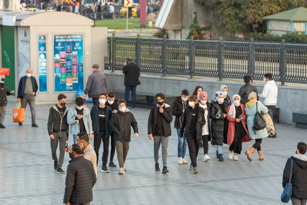 Niet Geïdentificeerde Turken Met Beschermende Gezichtsmaskers Die Straat Lopen Zonder — Stockfoto