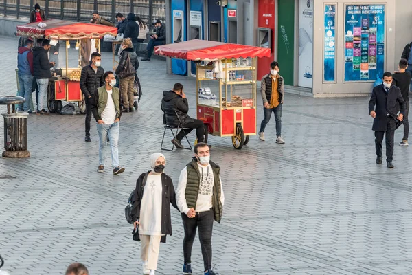 Niet Geïdentificeerde Turken Met Beschermende Gezichtsmaskers Die Straat Lopen Zonder — Stockfoto
