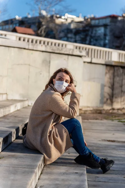 Menina Bonita Vestindo Máscara Médica Protetora Roupas Moda Senta Olhar — Fotografia de Stock