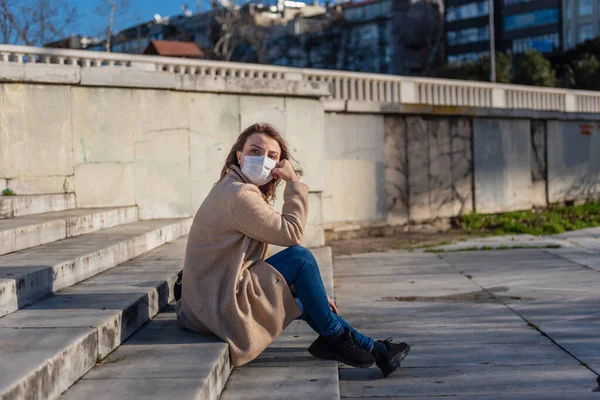 Mooi Meisje Draagt Beschermende Medische Masker Modieuze Kleding Zit Kijk — Stockfoto