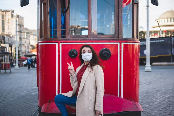 Bella Ragazza Che Indossa Maschera Medica Protettiva Vestiti Alla Moda — Foto Stock