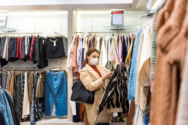 Bella Ragazza Che Indossa Maschera Medica Protettiva Vestiti Alla Moda — Foto Stock