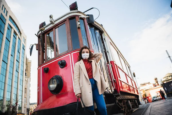 Krásná Dívka Ochranné Lékařské Masce Módní Oblečení Pózuje Červenou Tramvají Stock Obrázky