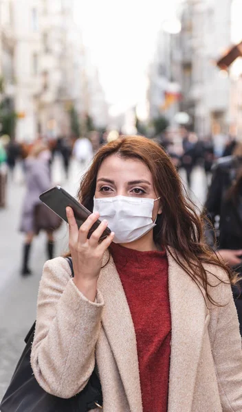 Hermosa Chica Con Máscara Médica Protectora Ropa Moda Habla Con Imagen de stock