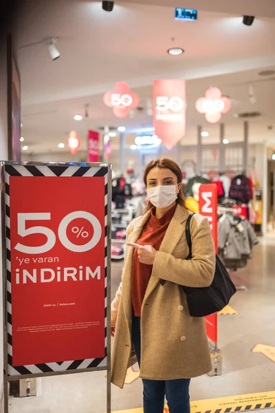 Hermosa Chica Con Máscara Médica Protectora Ropa Moda Muestra Venta Imágenes de stock libres de derechos