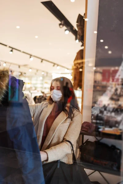 Hermosa Chica Con Máscara Médica Protectora Ropa Moda Mira Detrás Imágenes de stock libres de derechos