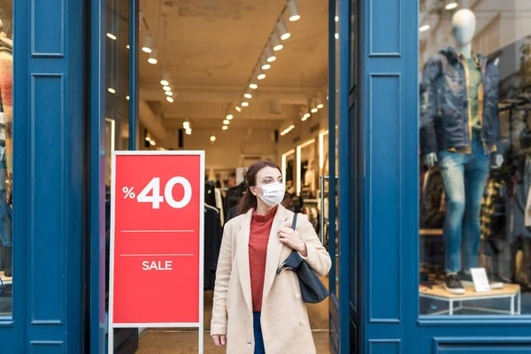 Hermosa Chica Con Máscara Médica Protectora Ropa Moda Muestra Venta Fotos de stock libres de derechos