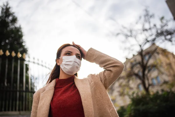 Hermosa Chica Con Máscara Médica Protectora Ropa Moda Encuentra Calle Imágenes de stock libres de derechos