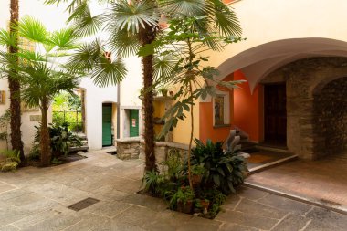 İsviçre, Locarno, 31 Ağustos 20. Palmiye ağaçları olan avlu