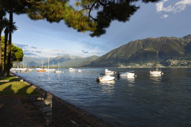 İsviçre, Locarno, 31 Ağustos 20. Maggiore Gölü 'nde yelkenli tekneyle gün batımı