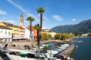 İsviçre, Ascona, 1 Eylül 20. Renkli binalar ve palmiye ağaçları ile rıhtıma bak.
