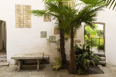 İsviçre, Locarno, 31 Ağustos 20. Palmiye ağaçları olan avlu