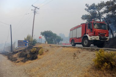 Sıcak hava dalgası, Yunanistan 'ın Dodecanese kentindeki Rodos adasında ikinci gün yangınlara yol açtı. 2 Ağustos 2021 Pazartesi. Lefteris Damianidis