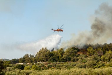 Sıcak hava dalgası, Yunanistan 'ın Dodecanese kentindeki Rodos adasında ikinci gün yangınlara yol açtı. 2 Ağustos 2021 Pazartesi. Lefteris Damianidis