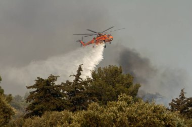 Sıcak hava dalgası, Yunanistan 'ın Dodecanese kentindeki Rodos adasında ikinci gün yangınlara yol açtı. 2 Ağustos 2021 Pazartesi. Lefteris Damianidis