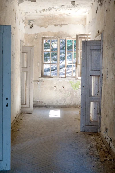 Intérieur de la maison de luxe abandonnée — Photo