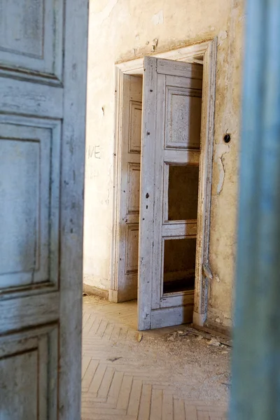 Intérieur de la maison de luxe abandonnée — Photo