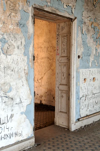 Intérieur de la maison de luxe abandonnée — Photo