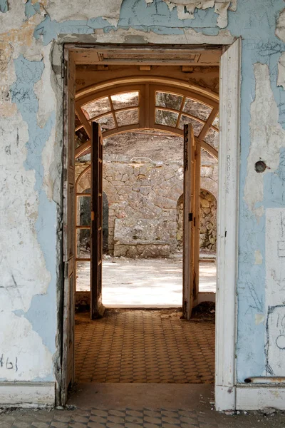 Intérieur de la maison de luxe abandonnée — Photo