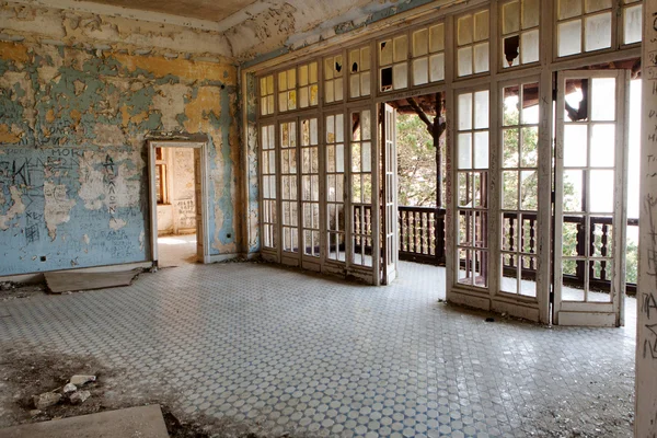 Intérieur de la maison de luxe abandonnée — Photo