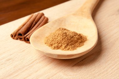 tarçın ve bir tahta kaşık toz tarçın