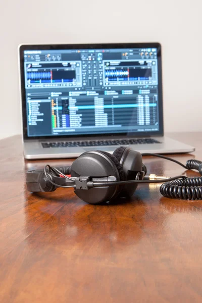 Headphones on a laptop computer — Stock Photo, Image