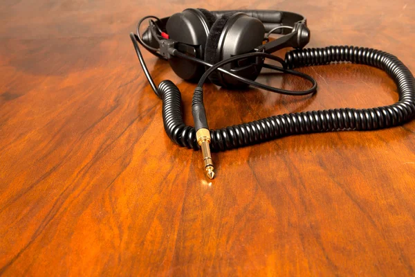 Навушники на коричневому столі — стокове фото