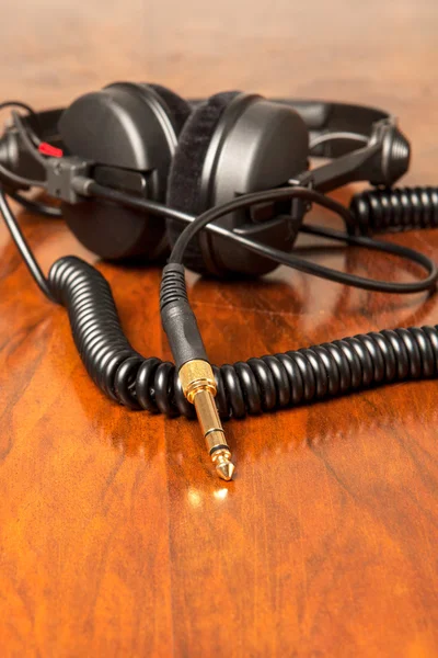 茶色のテーブルの上にヘッドフォン — ストック写真