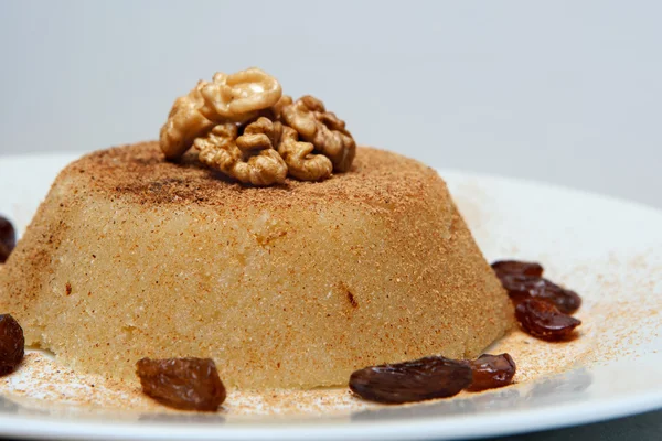 Grieß halva süße Wüste auf Teller — Stockfoto