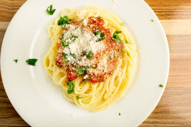 Domates soslu peynirli spagetti 