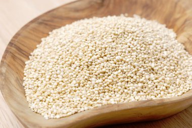 Quinoa tohumlar üzerinde ahşap kase