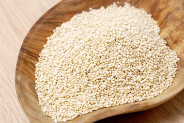Quinoa tohumlar üzerinde ahşap kase