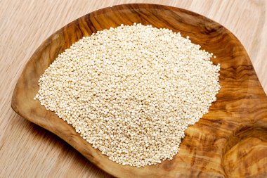 Quinoa tohumlar üzerinde ahşap kase