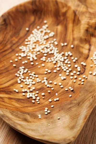 Quinoa frön på en trä skål — Stockfoto