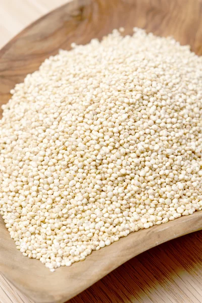 Quinoa zaden op een houten kom — Stockfoto