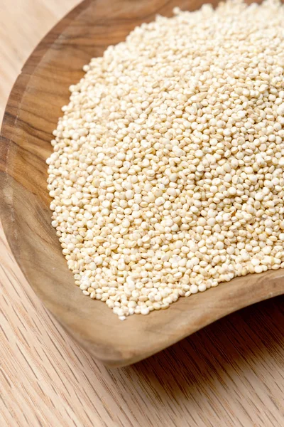 Semi di quinoa su una ciotola di legno — Foto Stock