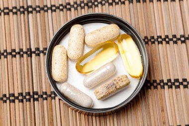 Kahverengi tıp kavanozda multivitamin hapı