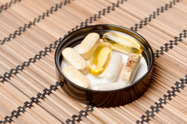 Kahverengi tıp kavanozda multivitamin hapı