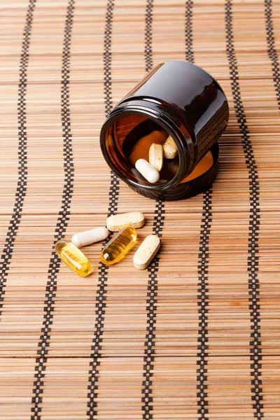 Kahverengi tıp kavanozda multivitamin hapı