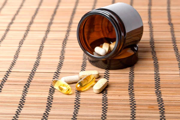 Мультивитаминные таблетки в банке с коричневым лекарством — стоковое фото