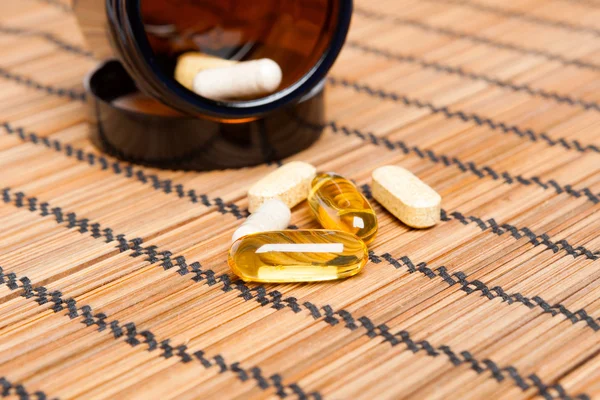 Multivitamine pillen in een kruik bruin geneeskunde — Stockfoto