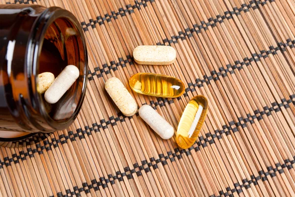 Pillole multivitaminiche in un barattolo di medicina marrone — Foto Stock