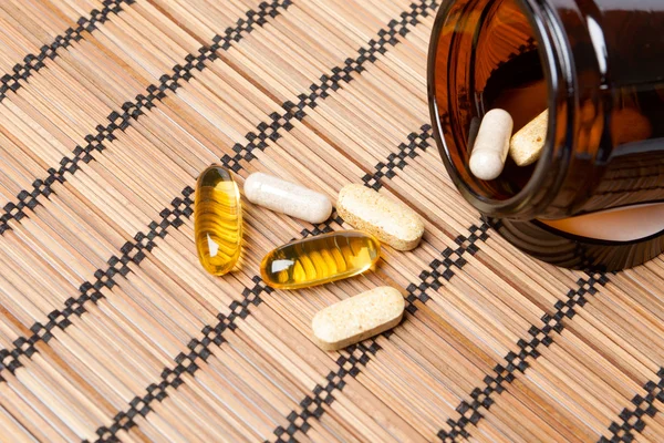 Pillole multivitaminiche in un barattolo di medicina marrone — Foto Stock