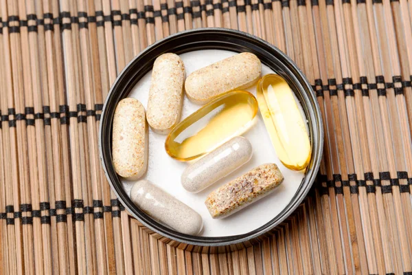 Multivitamin piller i en brun medicin krukke Royaltyfrie stock-fotos