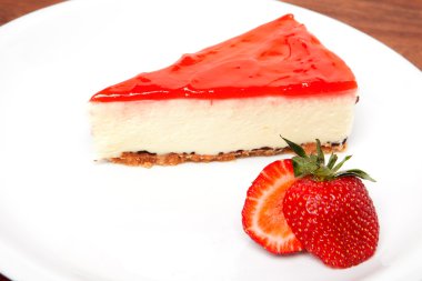 Çilekli cheesecake ve taze çilek