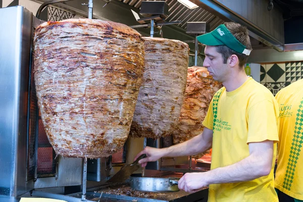 Chef rebanando Gyros comida rápida griega —  Fotos de Stock