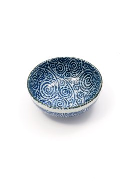 Beyaz arka plan üzerinde boş mavi kase